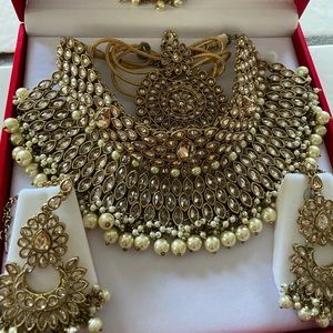 5 piece bridal Indian jewelry set can be matched with any color outfit.